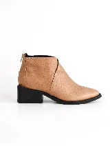 Bota corta color cuero con textura, hecha 100% de cuero vacuno, con forro y plantilla de cuero y suela de caucho antideslizante. Tiene cierre trasero y taco cuadrado de 5cm.