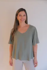 Blusa verde con escote en V y mangas cortas con volados.