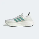 Championes de running Adidas Ultraboost blancos con detalles en celeste y gris.
