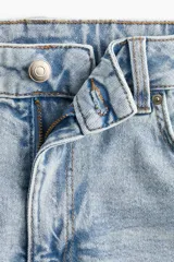 Short de jean celeste con lavado claro, tiro alto, cinco bolsillos y ruedo desflecado.