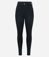 Pantalón de sarga negro, modelo skinny, con cintura alta, trabillas en la cintura y bolsillos.