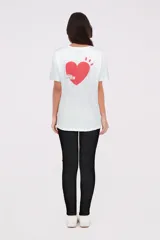 Remera celeste de algodón, de corte holgado, manga corta y cuello redondo.