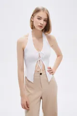Top blanco de bretel ancho con escote halter y lazos en el frente.