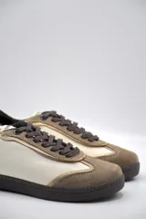 Zapatillas de cuero con diseño retro, combinando diferentes texturas y colores para un estilo versátil.