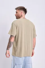 Remera manga corta oversize color verde con estampa frontal "Life is good surf club".