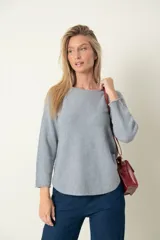 Buzo corto de viscosa y poliamida, color marrón liso, con cuello bote y manga larga.