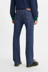 Pantalón de jean azul oscuro, de corte recto, con tiro medio y confeccionado en denim no elástico.