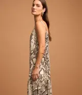 Vestido largo de crepé con breteles finos, escote en V, recorte fruncido en el bajo y estampado animal print de piel de serpiente.