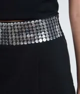 Minifalda negra cruzada de bengalina con cintura ancha de lentejuelas plateadas.