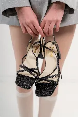 Sandalias de cuero metalizado color naranja, con plantilla cuadrada y taco de 5cm.