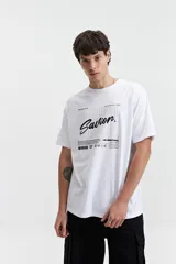 Remera blanca de algodón con estampado de letras en el frente.