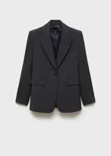 Chaqueta gris con estampado de micro pata de gallo, cuello con solapa, cierre frontal con botón, dos bolsillos delanteros con ribete y solapa, manga larga abotonada y forro interior.