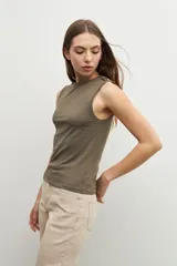 Musculosa verde oliva sin mangas, con botones en los hombros, ideal para el uso diario.