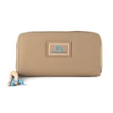 Billetera color taupe con cierre, confeccionada en poliéster. Tiene 13 compartimentos internos y herrajes plateados.