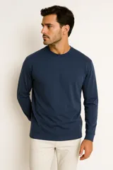 Remera de manga larga color azul marino, con cuello redondo a la base.