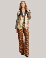 Blazer con diseño artístico con mezcla de estampados, solapas oscuras en contraste y corte recto.