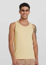 Musculosa azul oscuro de corte ajustado.