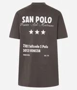 Remera alargada gris con estampa blanca en el frente que dice 'SAN POLO 2102 Salizada S Polo 30125 VENEZIA 10AM TO 7PM EST. 1750'.
