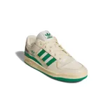 Championes Adidas Forum Low color crema con detalles en verde y gris. Presentan las tres tiras características de Adidas en color verde y el logo en el lateral.