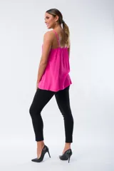Musculosa fucsia de satén con breteles finos y escote en V con detalle de satén.