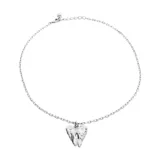 Collar corto plateado con dije de alas.