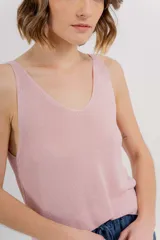 Musculosa tejida color azul eléctrico con hilo brillante, escote en “V” delantero y trasero.