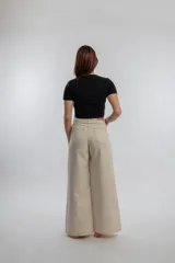 Pantalón wide leg negro de denim 100% uruguayo, confeccionado con un tejido premium de 98% algodón y 2% elastano.