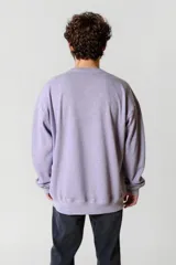 Buzo violeta de corte clásico con logo bordado en el pecho.