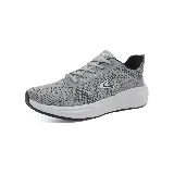 Zapatillas deportivas grises con cordones, suela blanca y detalles en negro.