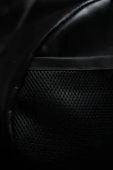 Bolso duffel negro de cuero sintético con logo de ancla bordado en rosa. Tiene doble asa de mano reforzada, correa de hombro regulable y desmontable, cierre superior con doble cremallera y tres bolsillos (dos exteriores y uno interior).