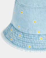 Piluso de jean celeste con bordado de margaritas blancas con centro amarillo.