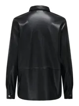 Camisa larga negra de ecocuero para mujer con corte holgado, cuello con botones y cierre frontal con botones a presión.