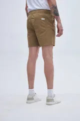 Bermuda de gabardina color verde oliva, con cintura elástica ajustable con cordón.