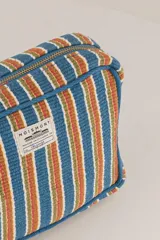 Neceser rectangular con cierre superior, diseño a rayas verticales en tonos azul, naranja y verde.