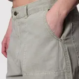 Pantalón cargo verde con bolsillos laterales y corte holgado.