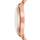 Reloj Michael Kors modelo Lennox, con caja y pulsera de acero inoxidable color oro rosa, esfera negra con números romanos y agujas color oro rosa.