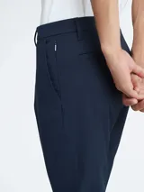 Pantalón chino azul marino de corte slim fit, con bolsillos laterales y traseros.