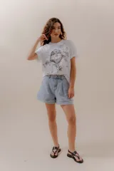 Remera blanca de algodón con estampado de globo aerostático estilo boceto con detalles brillantes.