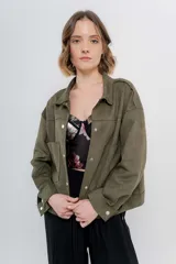 Chaqueta color camel, corte camisa de gamuza con elastano, corte recto abotonado en el frente con botones metálicos y bolsillos grandes en el frente.