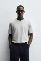 Pack de tres camisetas básicas de hombre, corte regular, cuello redondo y manga corta.