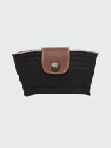 Sombrero tipo bucket reversible, negro de un lado y beige del otro, con detalle de cuero marrón con botón metálico en el lateral.