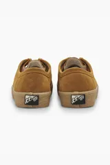 Mocasines color mostaza de gamuza con cordones y suela de goma color caramelo.