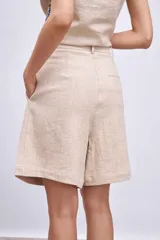 Short celeste de tiro alto con pinzas delanteras y bolsillos laterales.
