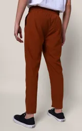 Pantalón de jogging color marrón con corte recto, bolsillos laterales, cintura elástica y cordón de ajuste.