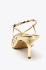 Zapato destalonado dorado con tiras finas entrecruzadas en la parte delantera, cierre con hebilla ajustable en la tira trasera, tacón fino alto y acabado en punta. Altura del tacón: 6 cm.