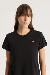 Remera negra de algodón con calce estándar y logo de Levi's bordado en el pecho.
