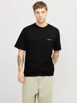 Camiseta negra de manga corta y cuello redondo con estampado en la espalda con diseño abstracto en tonos blanco, rojo y amarillo.