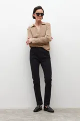 Jegging negro de denim con cintura elástica.