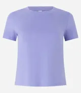 Remera básica de media malla color blanco, con cuello redondo y mangas cortas.