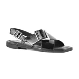 Sandalia casual de cuero sintético color negro charol, con tiras cruzadas y hebilla metálica plateada.
